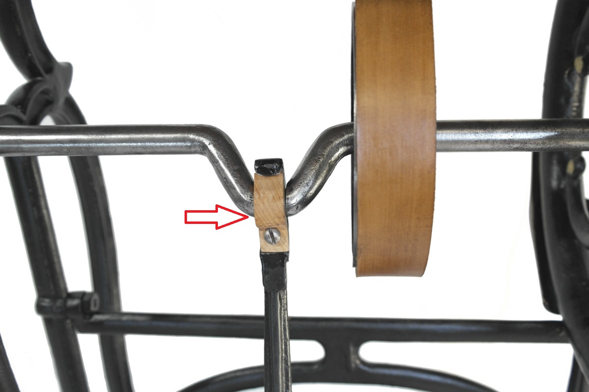 Maschine komplett restauriert, wie z.B. das Wellenlager aus Holz, das verschlissen war.