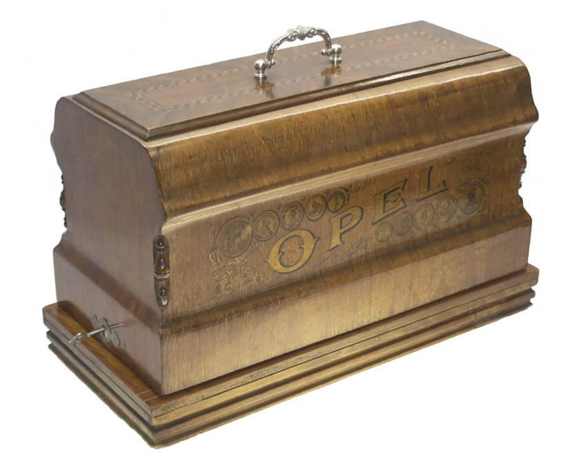Haube mit dem für dieses Baujahr typischen Schriftzug
Seriennr. 822471