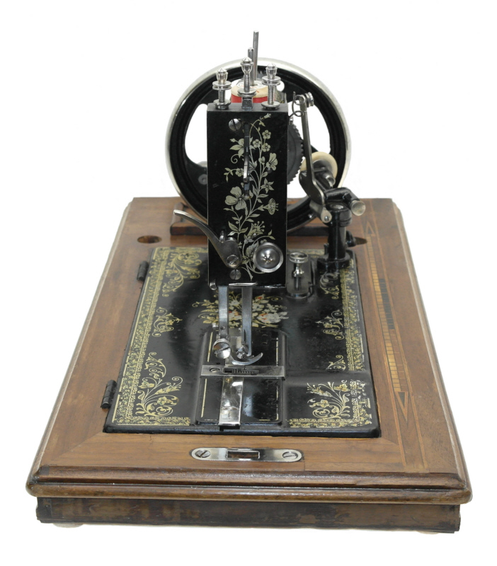 Die Ansicht über den Stirndeckel mit den typischen 3 "Türmchen" einer Langschiff Nähmaschine.