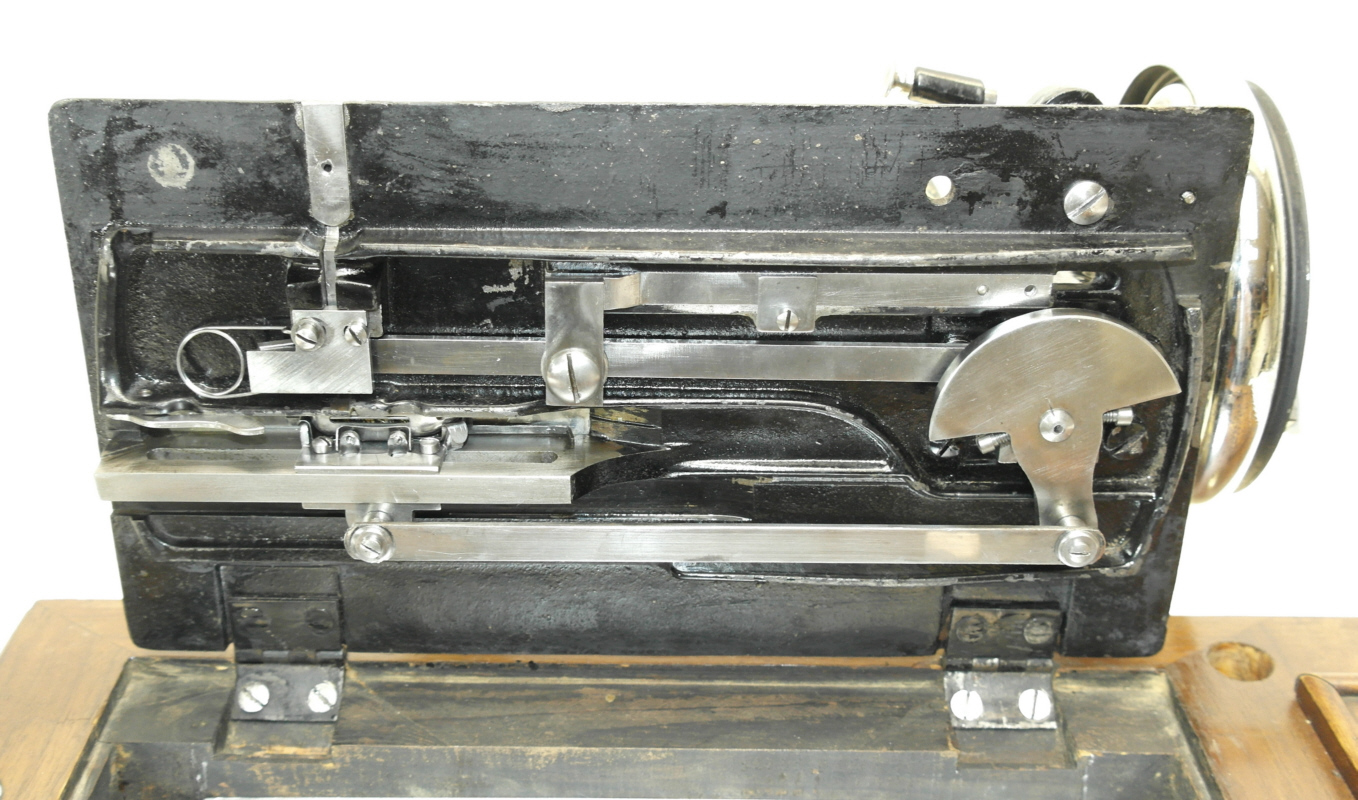 Die Mechanik im aufgeklappten Zustand, komplett retauriert.