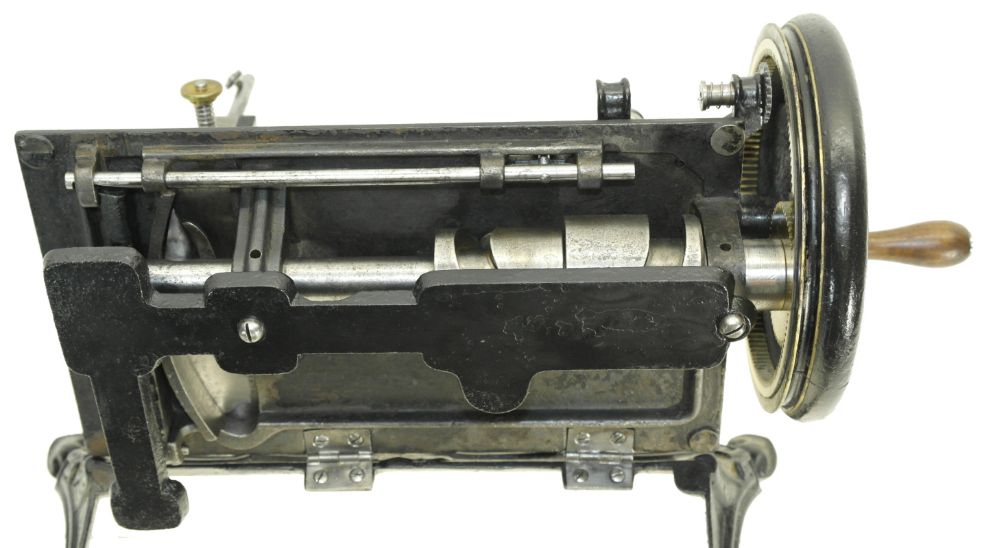 Und Mechanik von unten mit der Öl- Tropfschale.