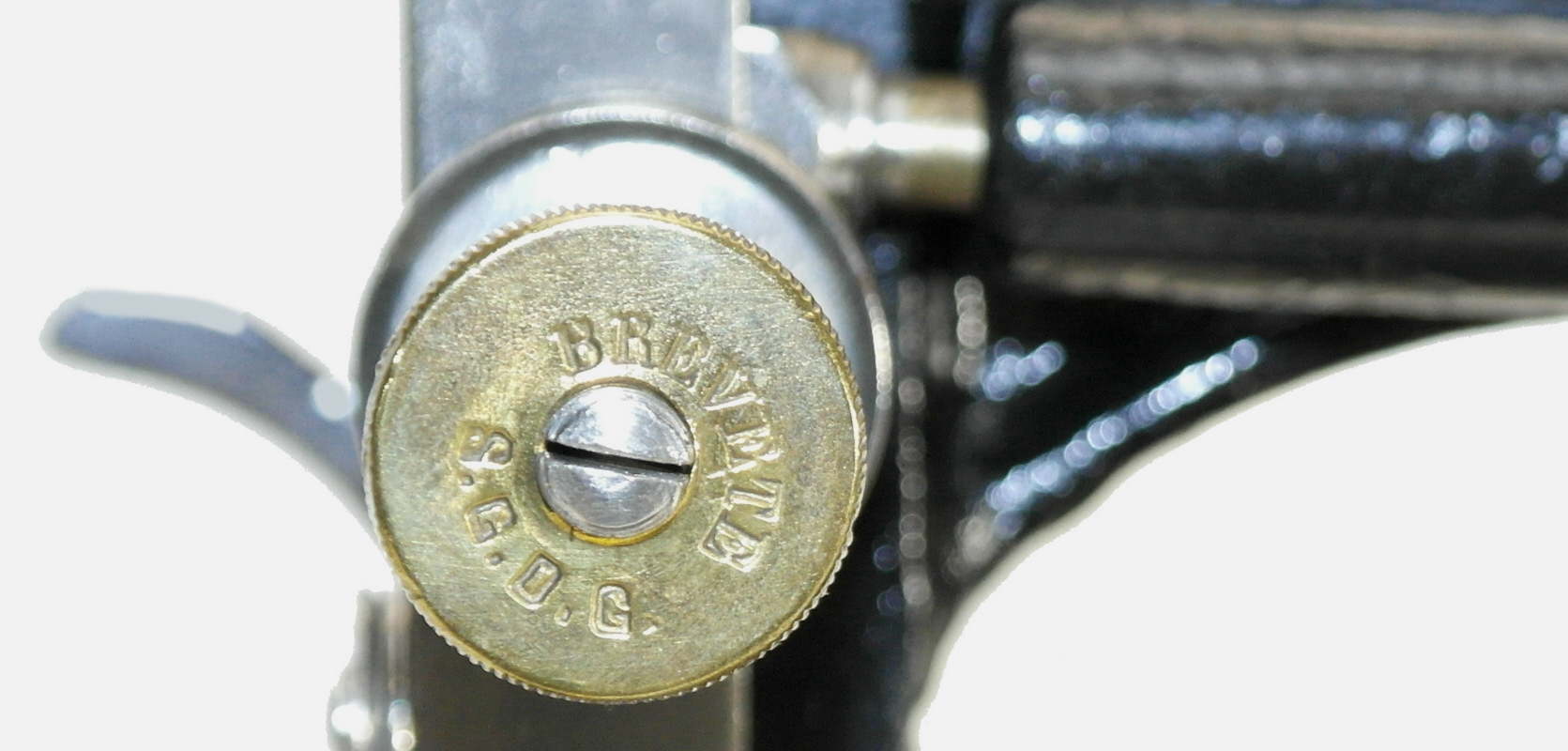 Interessantes Detail: Breveté S.G.D.G. ist die Bezeichnung für ein Patent, wie es in Frankreich bis zum Jahr 1968 galt. Der Ausdruck steht für „Breveté Sans Garantie Du Gouvernement“ und bedeutet übersetzt: „Patent ohne Garantie der Regierung“.