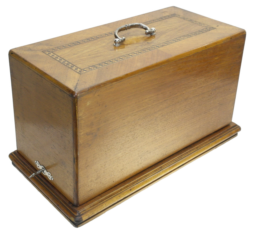 Geschlossen mit Haube. Sammlung Berthold Engel.