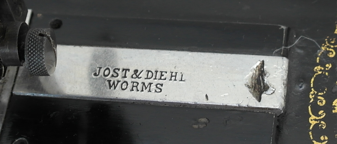 Verkauft: Bei dem historischen Geschäft Jost & Diehl in Worms handelte es sich um ein traditionsreiches Fachgeschäft, das über mehrere Jahrzehnte hinweg das Wormser Stadtbild und das Umland prägte. Es war vor allem als Büchsenmacherei, Waffenhandlung und mechanische Werkstätte bekannt. Das Ladengeschäft befand sich in der Hafergasse 15 im Zentrum von Worms.