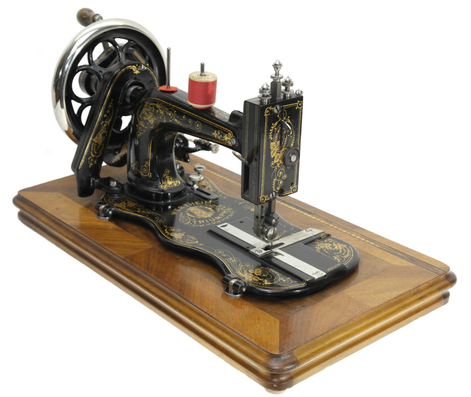 Geigenkasten Langschiff A mit typischem Triumpf Decor. Sammlung Berthold Engel