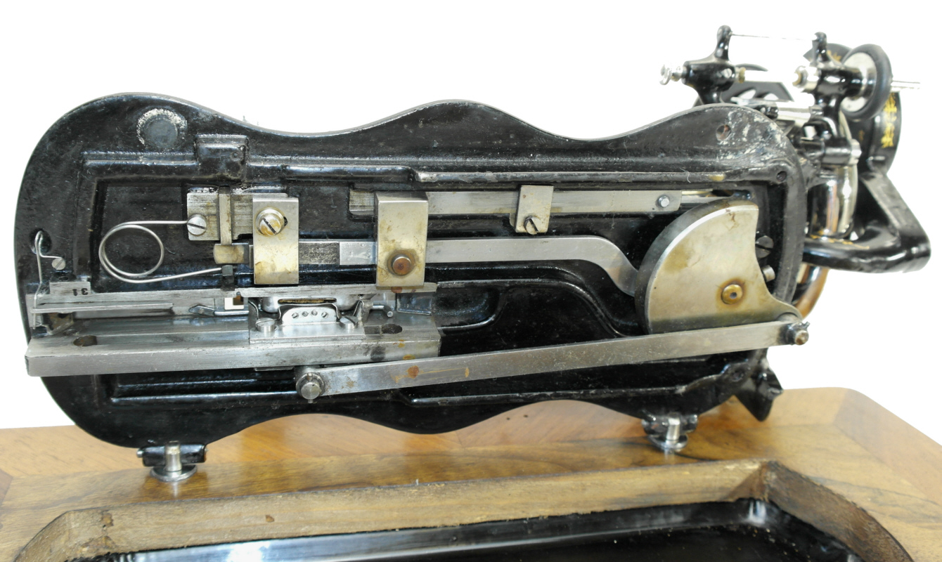 Die Mechank der Triumpf unter der Stichpatte aufgeklappt.