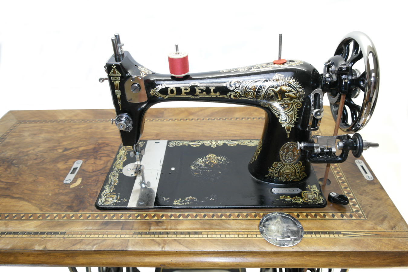 Diese Nähmaschine ist etwa 23% größer als die Haushaltsnähmaschinen.