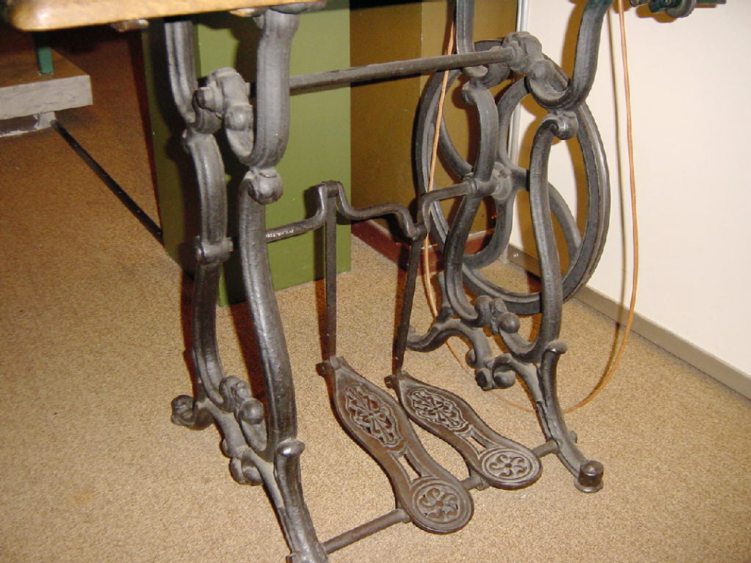 Gussgestell der ersten Opelmaschine,
Original von Plaz & Rexroth Paris.