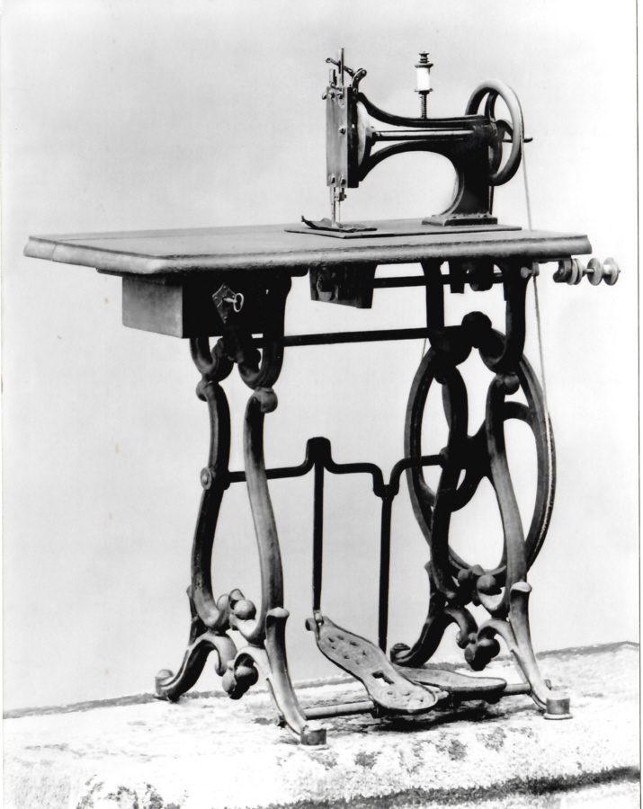 Historische Aufnahme der ersten Opel-Nähmaschine 1863.
