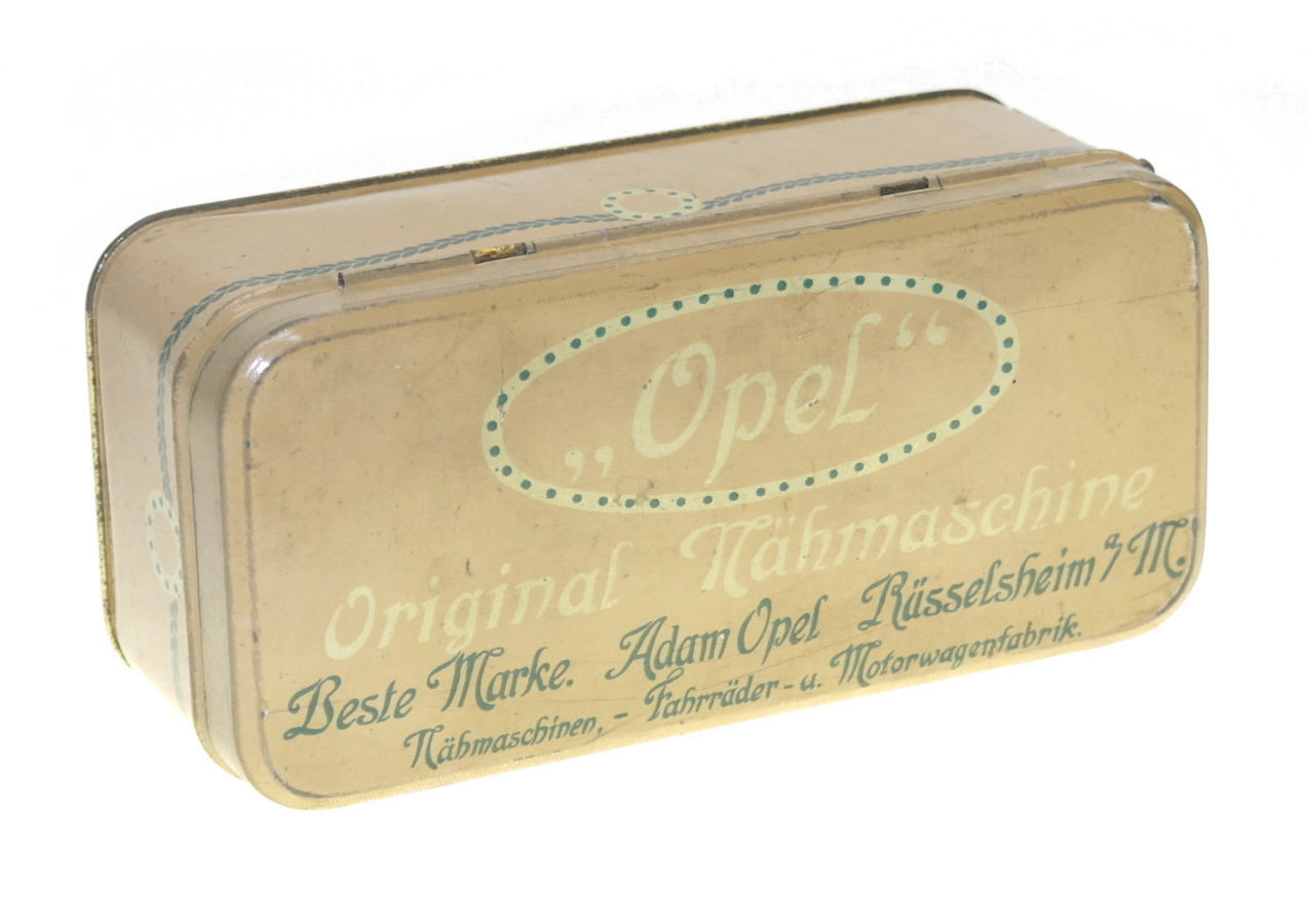Zubehör Blechdose, um 1908, 15,5 X 8 cm.