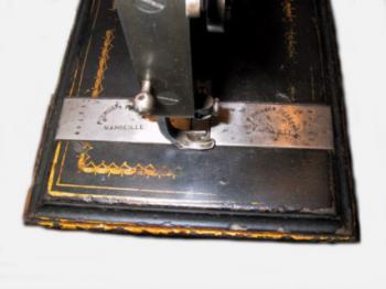 Namen des Herstellers in die Schieberplatten gepresst.