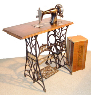 Ringschiffmaschine auf Gußgestell 1899- 1904
mit Fußstütze,<br />Sammlung Nicole Seemann
