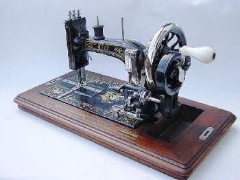 Handkurbel- Langschiff- Nähmaschine,
Seriennummer 592804.