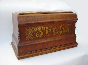 Schriftzug OPEL in Abdeckhaube, Baujahr 1902