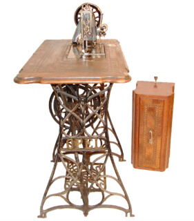 Seitenansicht der Langschiff-Nähmaschine,<br />
Baujahr 1906, Sammlung Werner Frangel.