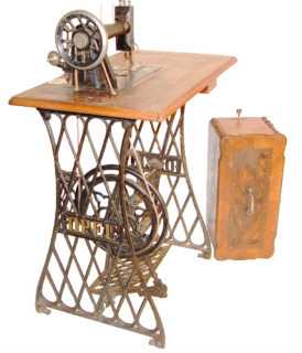 Rückansicht der Langschiff- Nähmaschine,
Seriennummer 943987.