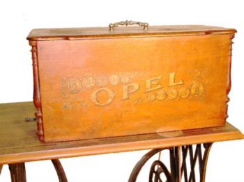 Opel Schriftzug mit 10 Weltausstellungs Medaillen.