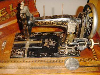 Nähmaschinenoberteil Langschiff Typ B,<br />
Sammlung Berthold Engel