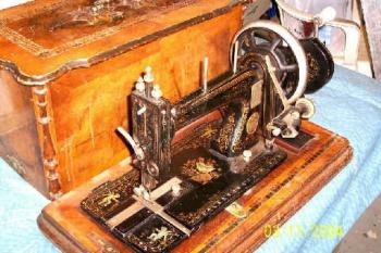 Großhändler Silberberg Hamburg ca. 1897
Nähmaschine Opel,<br />Möbel Hengstenberg