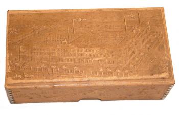 Fabrikansicht auf dem Deckel, 15 X 8 cm.