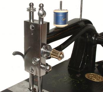Bogenschiff- Nähmaschine nach Grover & Baker Nr. 9.