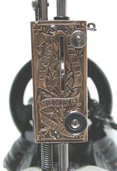 Der sehr schön verzierte Messing- Stirndeckel.