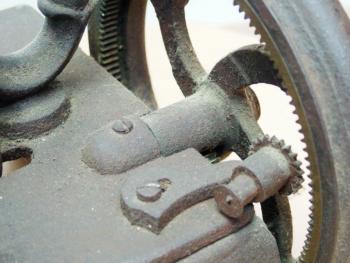 Leider wurde die Nähmaschine sehr unachtsam 100 Jahre aufbewahrt.