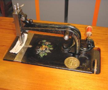 Hier das Oberteil der Thabourin Nähmaschine.<br />Sammlung Albrecht Mey.