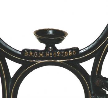 Das Gestell wurde unter der DRGM Nr. 127.090 geschätzt.