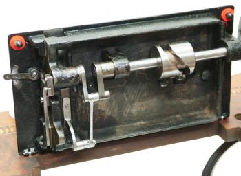Die Mechanik von unten, exakt wie bei den Plaz Maschinen.