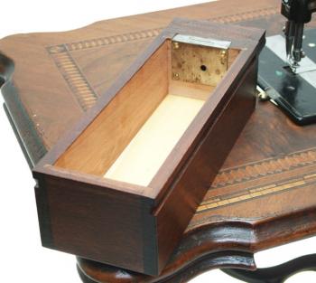 Die nachgebaute Schublade mit original Schloß von 1870.