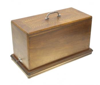 Was befindet sich unter der schönen Holzhaube?