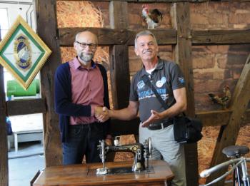 Reparatur der Millionsten Opel in 09/2015.
Links Opel Classic Chef Wolfgang Scholz und Berthold Engel.