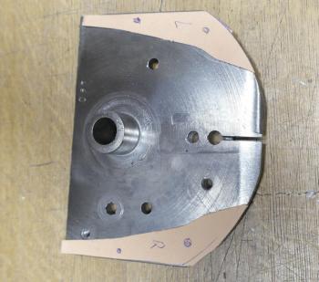 Die Grundplatte für die Mechanik, hier mit Einstellpapier für die Nadelführung.
