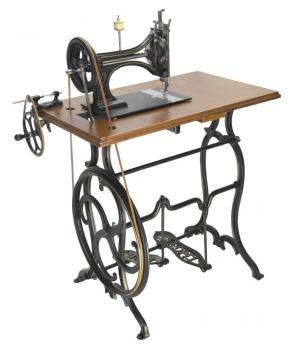 Die Nähmaschine von hinten betrachtet.