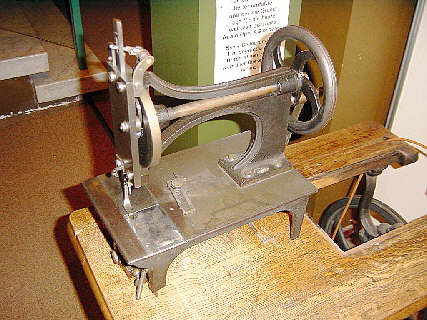 Nähmaschinenoberteil der ersten Opel-Nähmaschine<br />Museum der Stadt Rüsselsheim, Seriennr. 902, von 1863.