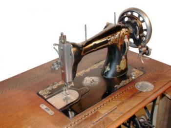 Nähmaschinen- Oberteil einer Ringschiff-Nähmaschine,<br />
Decor wurde auch von anderen Herstellern verwand