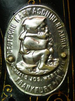 Erstes Wertheim Markenzeichen am Nähmaschinenarm, vor 1880.
