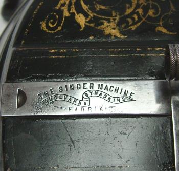 The Singer Machine in Schieberplatte geprägt.