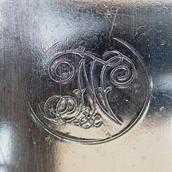 Markenzeichen von Tittel & Nies auf der hinteren Schieberplatte.