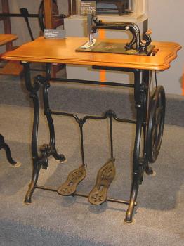 Zum Vergleich, die original Jules Thabourin "Machine de grand Plaisir" Nähmaschine vorm. Plaz & Co, aus dem Museum Albrecht Mey.