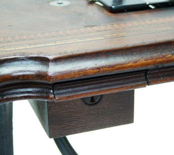 Die nachgebaute Schublade, eingearbeitet in das Tischprofil.
