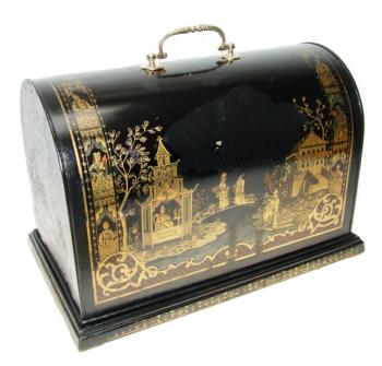 Überaus seltene Nähmaschine mit üppig bemalter Blechhaube.
