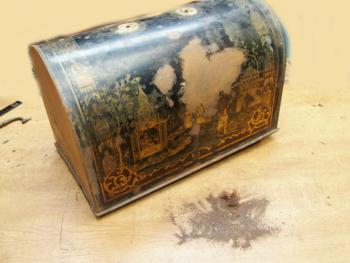 Das ist die Blechhaube vor dem Restaurieren. Die<br /> japanischen Malereien sind nur noch schwach zu erkennen.