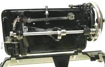 Die gesamte Mechanik von unten gesehen, sehr aufwendige Arbeit.