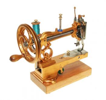 Seriennummer 17518, Baujahr 1865.<br />Opels erste Begegnung mit einer Nähmaschine.