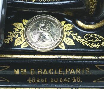 Hier das Markenzeichen von D. Bacle Paris.