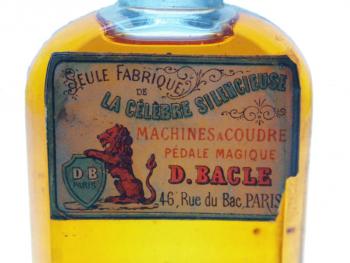 In Nahaufnahme der Aufkleber von D. Bacle Paris.