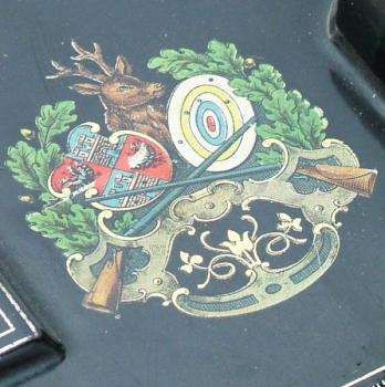Hier das Dekor mit Opel- Jagdwappen auf der Grundplatte.<br />
Sie war nicht im freien Verkauf erhÖltlich.