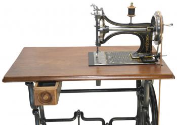 Die Nähmaschine ist in einem super Zustand, wie gesagt aus 1868.
Sammlung Berthold Engel
